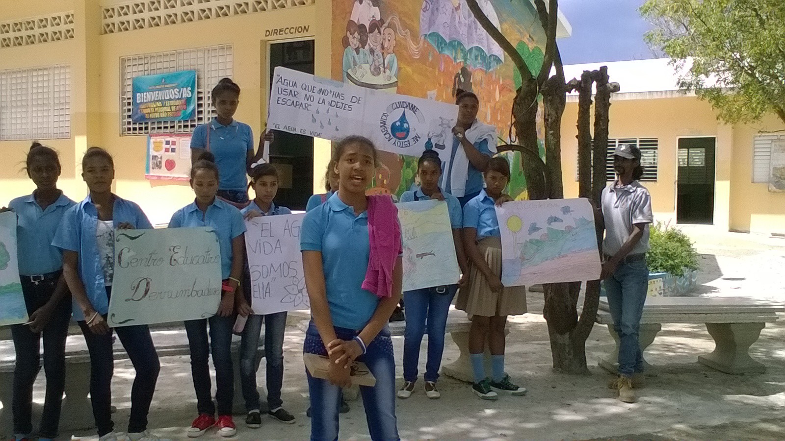 Niños que hacen una exposición sobre el cambio climático y la conservación del agua.
